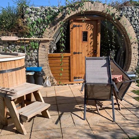 Romantic Escape Luxury Hobbit House With Hot Tub! Sheerness Kültér fotó